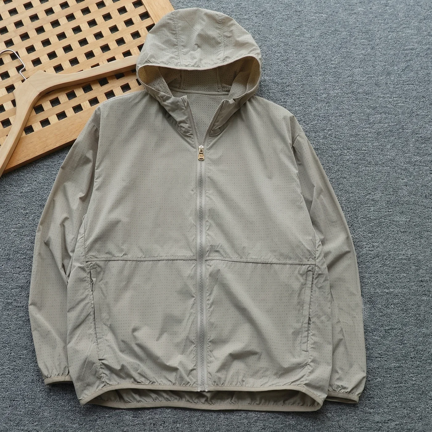 浅灰防晒衣展示图